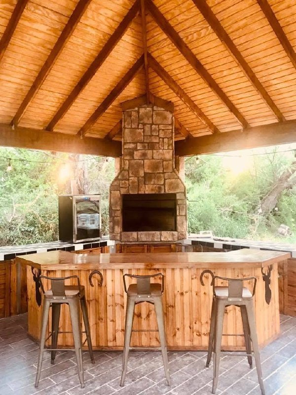 Área de asador bar de madera Cabaña Montero Rancho El Mezquital