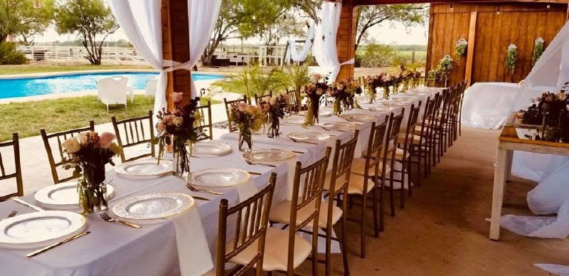 Área exterior con alberca mesas decoradas Cabaña Montero McAllen