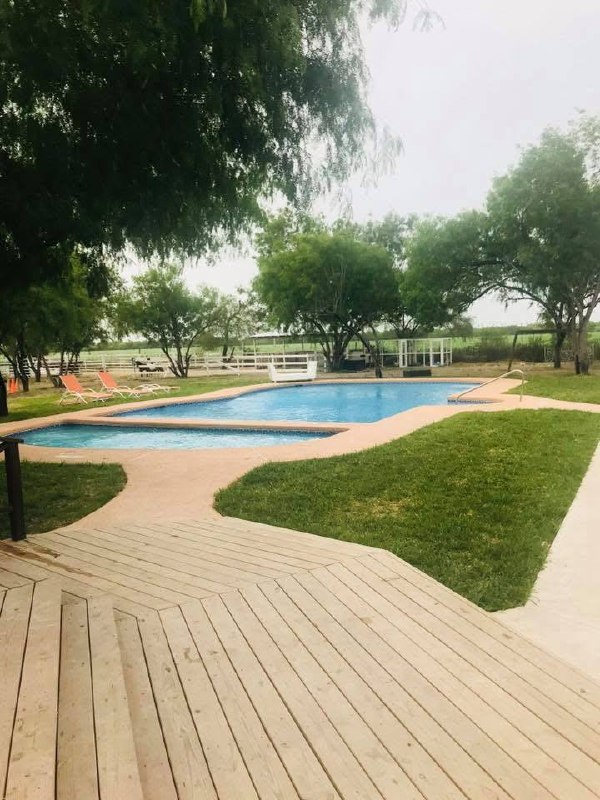 Dos albercas jardín deck madera Cabaña Montero McAllen Texas